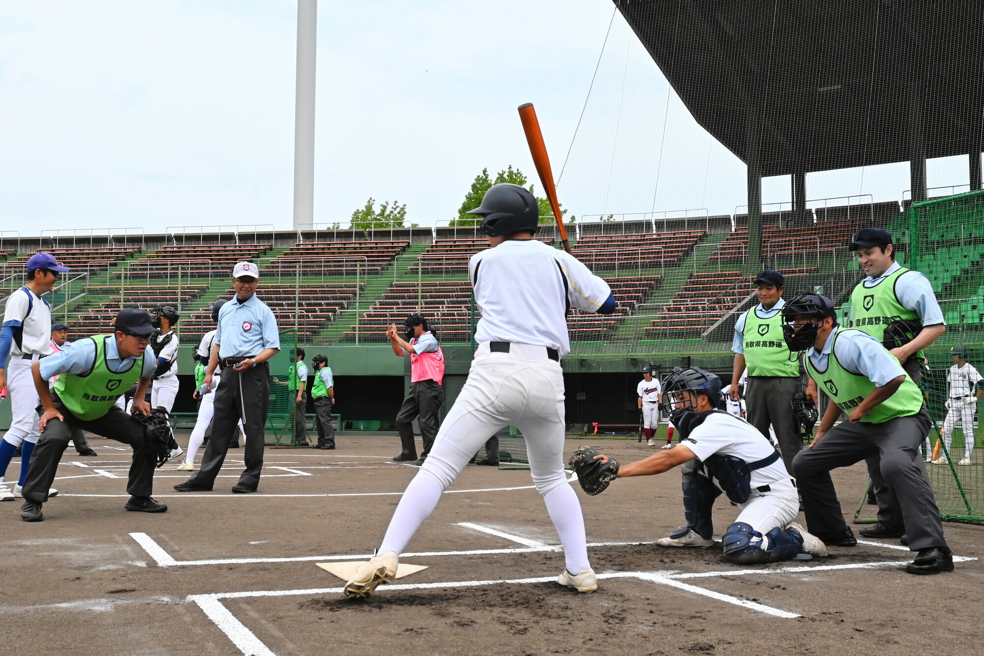 投球判定の練習をする審判委員ら=2026年6月14日午前9時46分、ヤマタスポーツパーク野球場、佐藤常敬撮影
