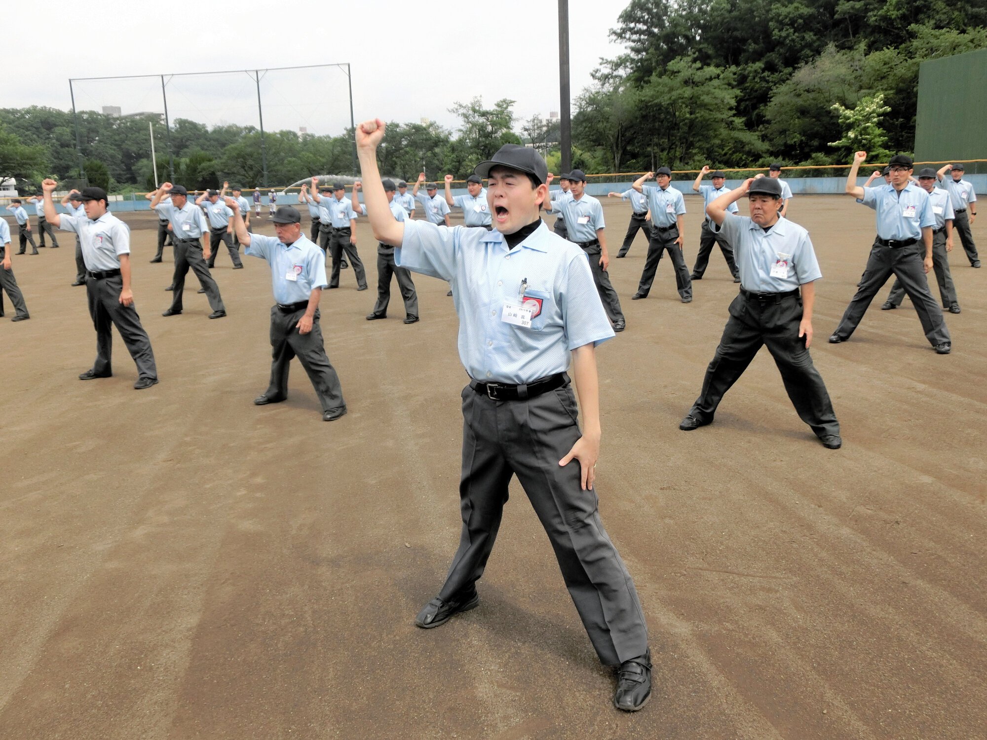 判定時の動作を確認する審判たち=2026年6月14日午前9時36分、東京都八王子市館町、上田学撮影