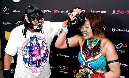 ザ･グレート･サスケにおでこを冷やしてもらいながらベルト獲得を喜ぶMIRAI