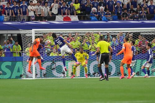 日本対オランダ　前半、ゴールを守るGK鈴木彩艶(左から4人目)(撮影･足立雅史)