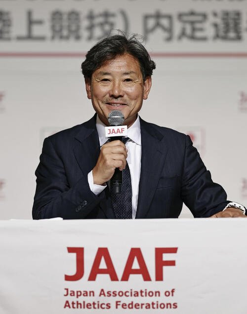 記者会見する日本陸連の山崎一彦強化委員長(代表撮影)