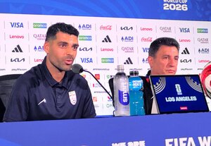 ニュージーランドとの試合の前日会見に出席したイラン代表のタレミ(左)とガレノイ監督