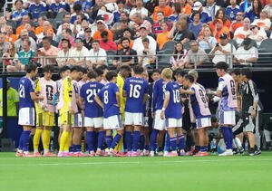 日本対オランダ　前半、ハイドレーションタイム中、選手たちに指示を出す森保一監督(後方中央右)(撮影･足立雅史)