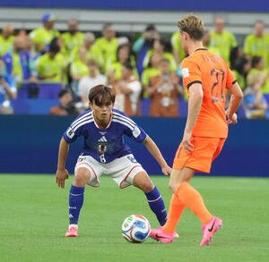 日本対オランダ　前半、守備する久保建英。右はオランダのフレンキー･デヨング(撮影･足立雅史)