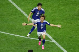 サッカーワールドカップ北中米大会1次リーグF組の日本対オランダ戦。後半、同点ゴールにつながるヘディングシュートを放った小川航基(中央)＝西岡臣撮影