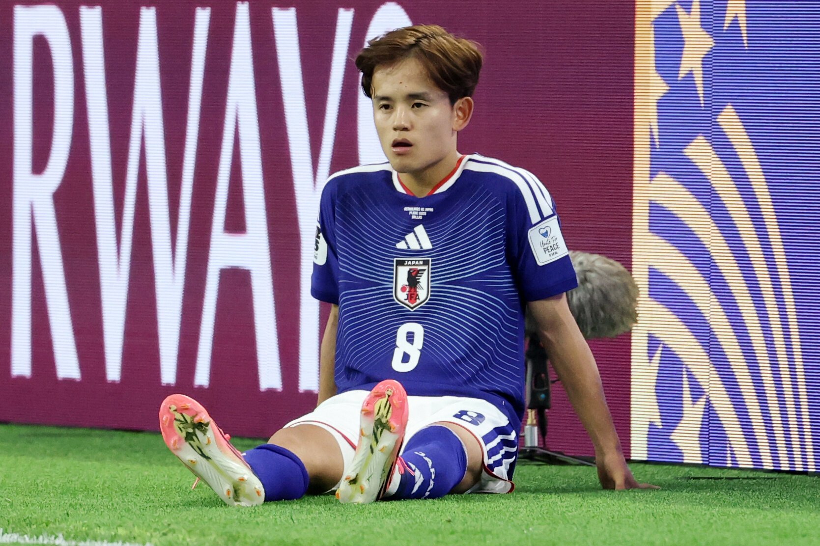 サッカーワールドカップ北中米大会　グループF　オランダ―日本　後半、ひざを痛めて交代となり座り込む久保建英=内田光撮影