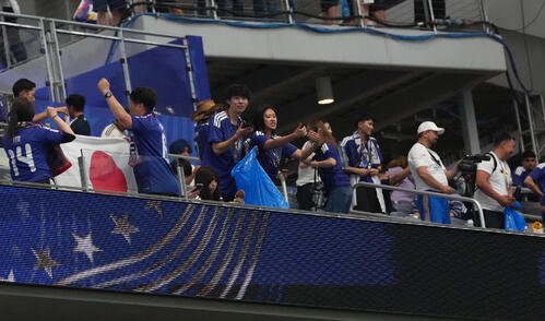 W杯北中米大会　1次リーグ　第1戦　日本対オランダ　試合後、スタンドのゴミ拾いをするサポーターら(2026年6月)