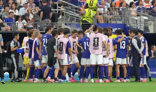 2026年6月14日、オランダ戦の後半、ハイドレーションブレークで集まる日本代表。右から2人目は森保一監督(撮影･足立雅史)