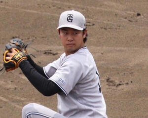 ジャイアンツ球場でライブBPに登板した巨人山崎伊織(撮影･小早川宗一郎)