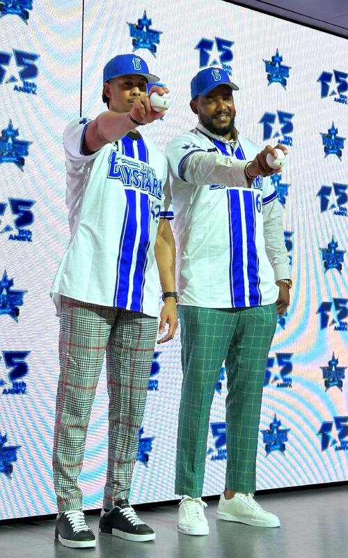 DeNAに新加入したオスバルド･ビド投手(左)とヘラル･エンカーナシオン外野手