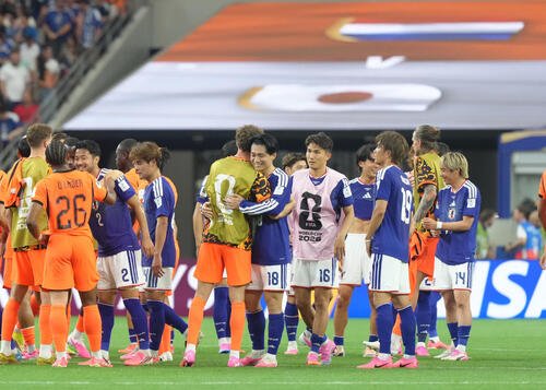 W杯北中米大会　1次リーグ　第1戦　日本対オランダ　試合後、オランダの選手たちと健闘をたたえ合う上田綺世(中央右)ら(26年6月14日撮影)