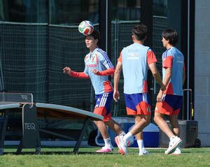 W杯北中米大会ベースキャンプ　サッカーと卓球を組み合わせた競技｢テックボール｣を楽しむ鎌田大地(左)(撮影･足立雅史)