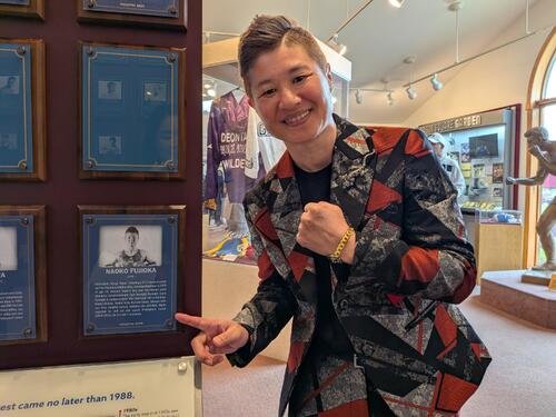 国際ボクシング殿堂入り式典で自身のプレートを指さす元女子世界5階級制覇王者･藤岡奈穂子さん