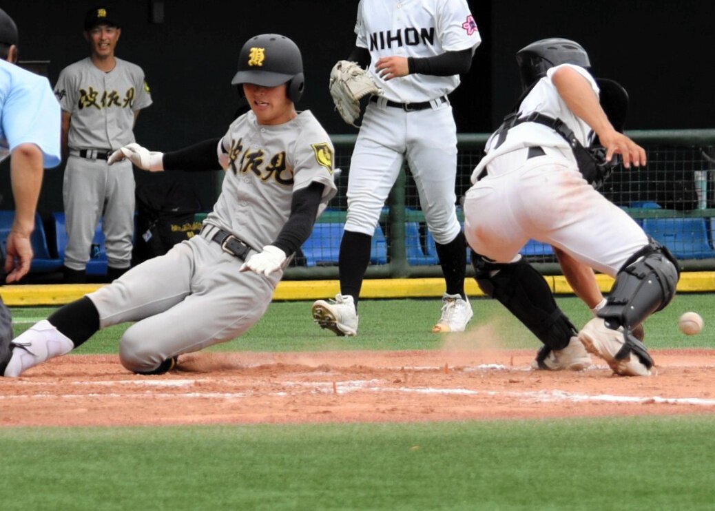 波佐見―長崎日大　八回表、波佐見2死二塁、杉本勇斗がランニング本塁打を放ち、本塁に滑り込む。捕手太田涼介=2026年6月14日午後3時0分、長崎県営、菅野みゆき撮影