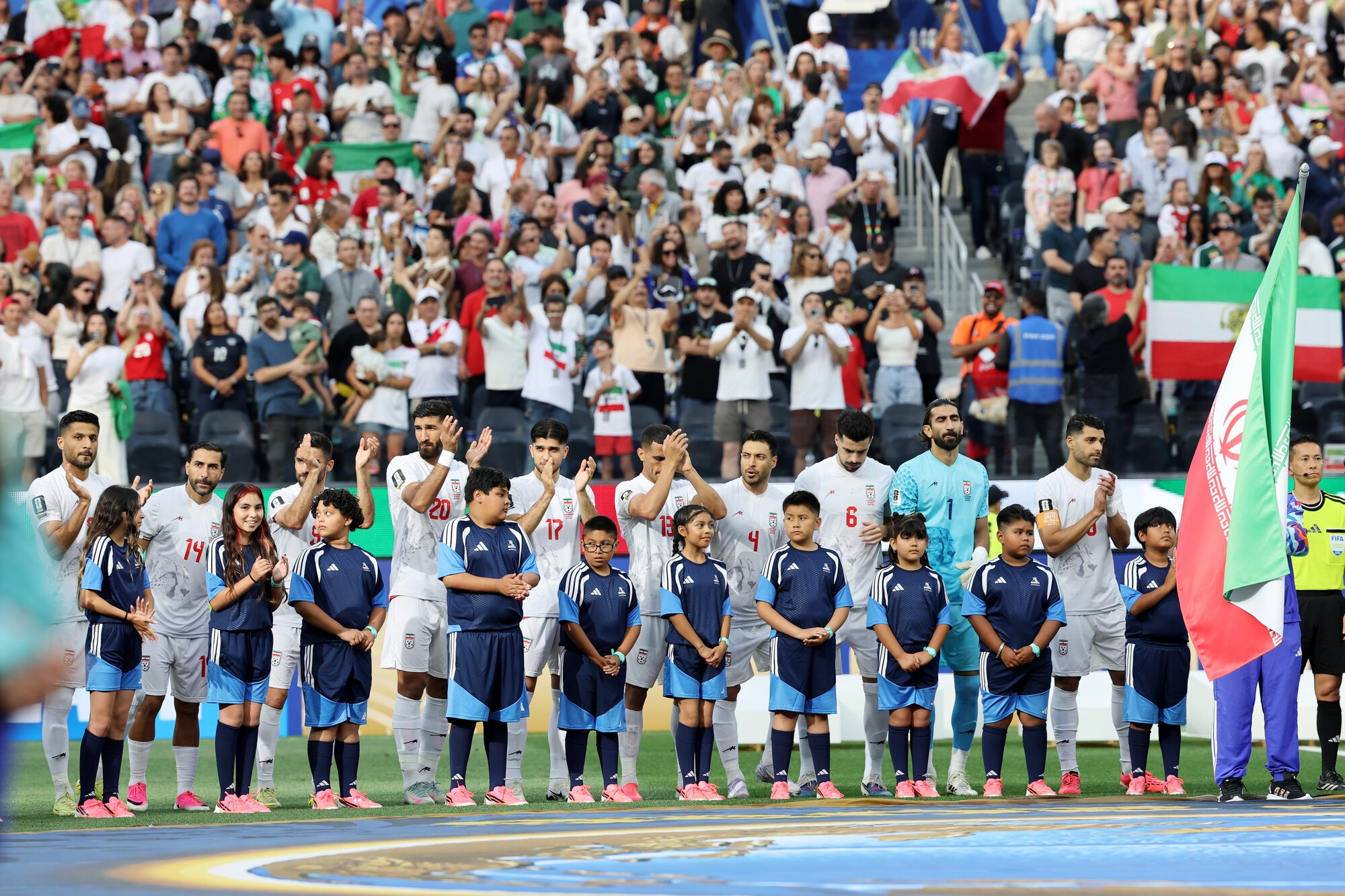 サッカーワールドカップ北中米大会　グループG　イラン―ニュージーランド　試合前、整列するイラン代表の選手たち=2026年6月15日、米国･ロサンゼルス、内田光撮影