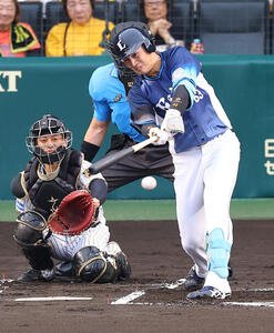 阪神対西武　1回表西武2死、長谷川信哉は安打を放つ(撮影･上田博志)