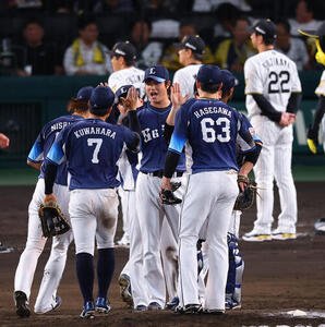 阪神対西武　最後を締め、交流戦優勝を決めた西武甲斐野央(中央)はナインとハイタッチ(撮影･上田博志)