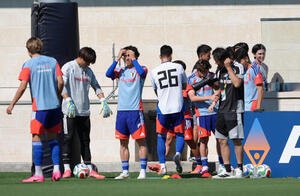 W杯北中米大会ベースキャンプ　背番号26のゲームシャツで練習に臨む吉田麻也(中央)(撮影･足立雅史)