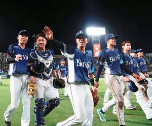 阪神対西武　交流戦で優勝し、ファンと喜びを分かち合う西武の選手ら(撮影･上山淳一)