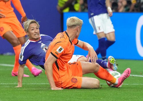 日本対オランダ　前半、ゴール前に攻め込む前田大然(後方)(26年6月14日撮影)