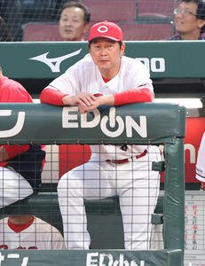 広島対日本ハム　ベンチから戦況を見守る広島新井貴浩監督(撮影･梅根麻紀)