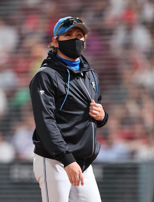 広島対日本ハム　6回途中、投手交代を審判に告げた日本ハム新庄剛志監督(撮影･梅根麻紀