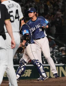阪神対西武　最後を締めた西武甲斐野央(撮影･宮崎幸一)