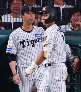 阪神対西武　7回裏阪神1死一、三塁、三振に倒れベンチに引き揚げる立石正広。左は藤川球児監督(撮影･上田博志).