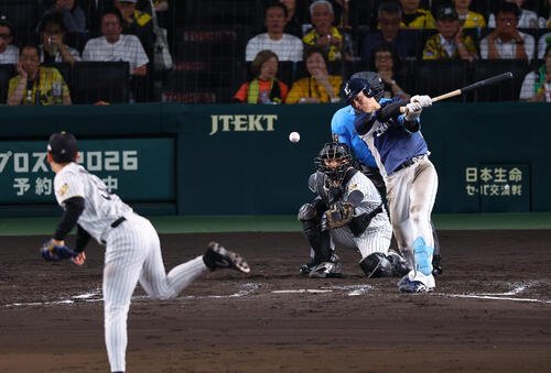 阪神対西武　8回表西武1死、長谷川信哉は内野安打を放つ(撮影･上田博志)