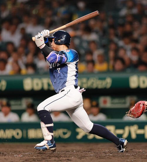 阪神対西武　5回表西武1死二塁、桑原将志は適時打を放つ(撮影･上山淳一)