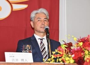 会見に臨む楽天吉井理人新監督(撮影･滝沢徹郎)