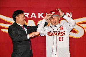 楽天吉井理人新監督(右)は三木谷浩史オーナーから帽子をかぶせてもらう(撮影･滝沢徹郎)