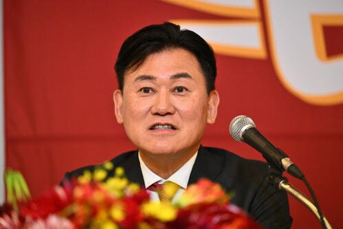 会見する楽天三木谷浩史オーナー(撮影･滝沢徹郎)