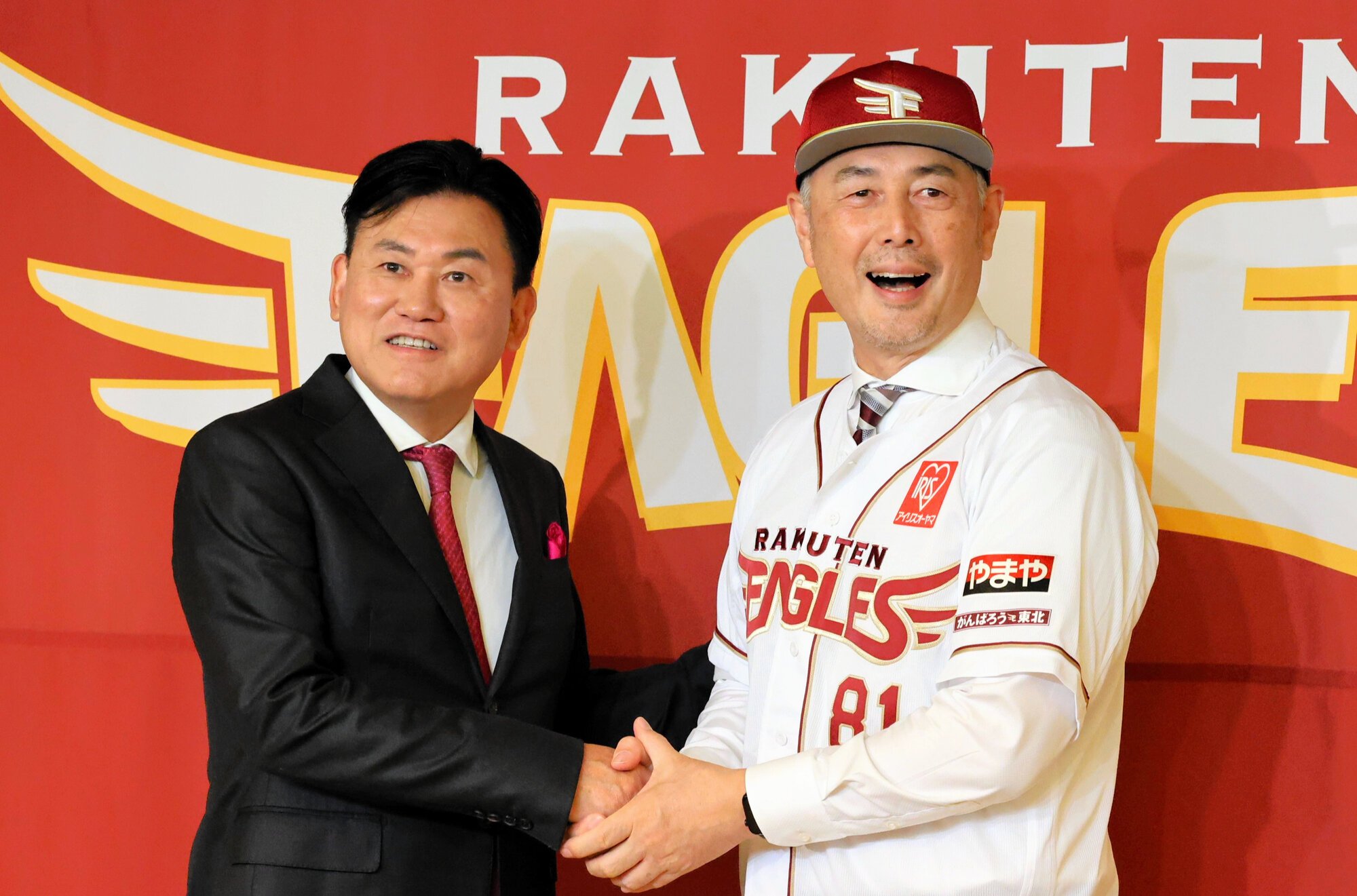 楽天の新監督に就任した吉井理人氏(右)と三木谷浩史オーナー=2026年6月17日、仙台市内