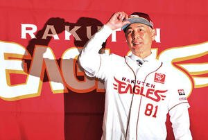 ユニホーム姿で記念撮影する楽天吉井理人新監督(撮影･滝沢徹郎)