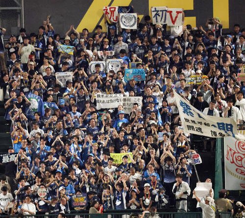 阪神対西武　交流戦初優勝を祝う西武ファン(撮影･宮崎幸一)