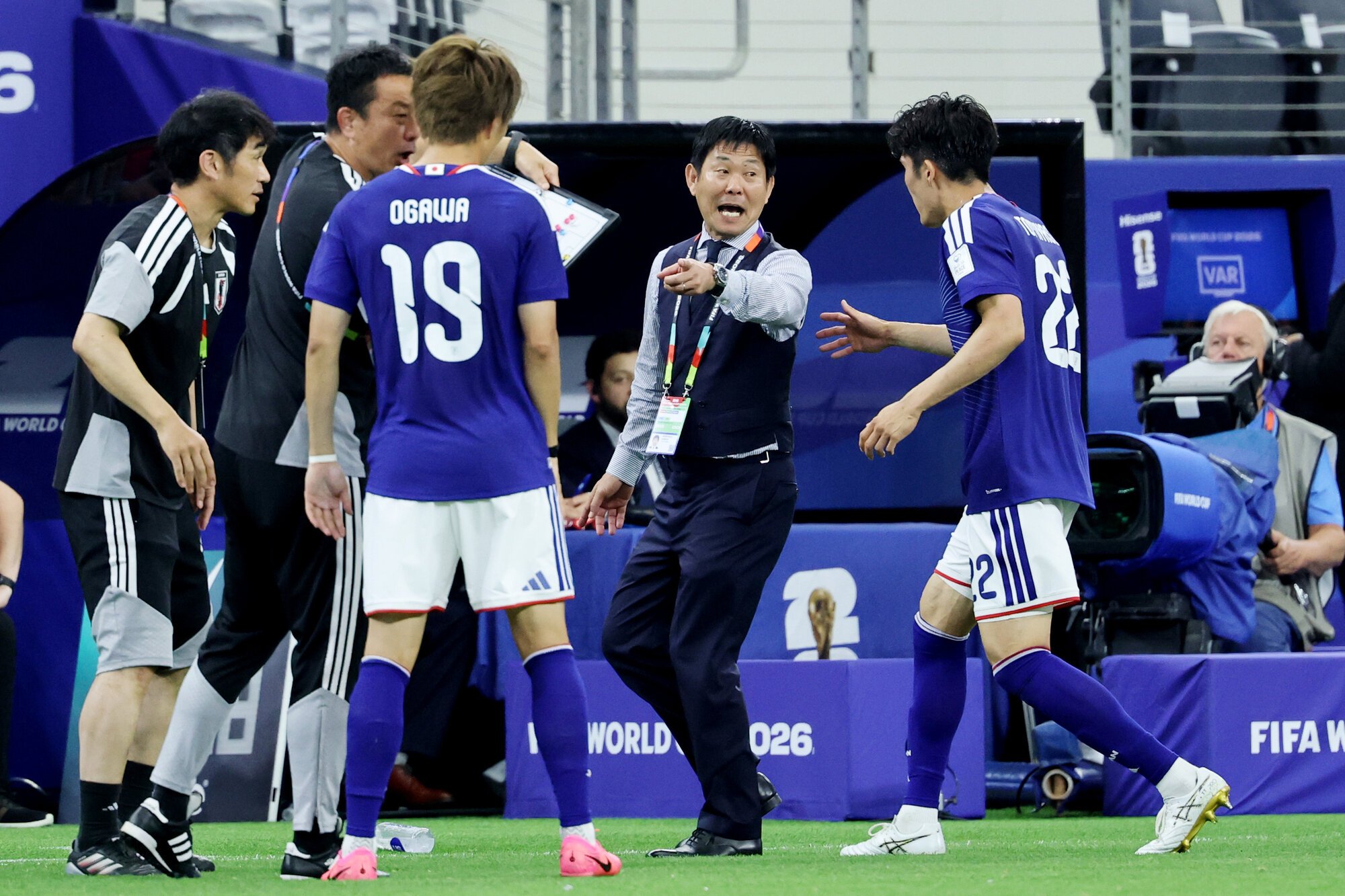 サッカーワールドカップ北中米大会　グループF　オランダ―日本　後半、冨安健洋(22)、小川航基⑲に指示を出す森保一監督＝内田光撮影