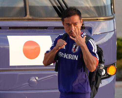 W杯北中米大会ベースキャンプ　カメラにポーズを決める長友佑都(撮影･足立雅史)
