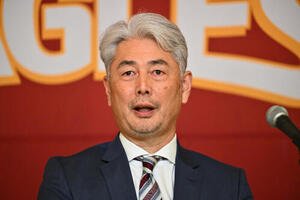 会見する楽天吉井理人新監督(撮影･滝沢徹郎)