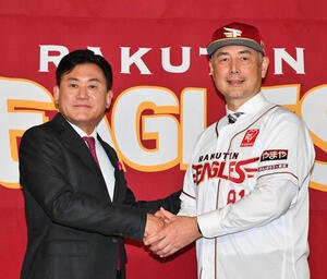 ユニホーム姿で記念撮影する楽天吉井理人新監督(右)と楽天三木谷浩史オーナー(撮影･滝沢徹郎)