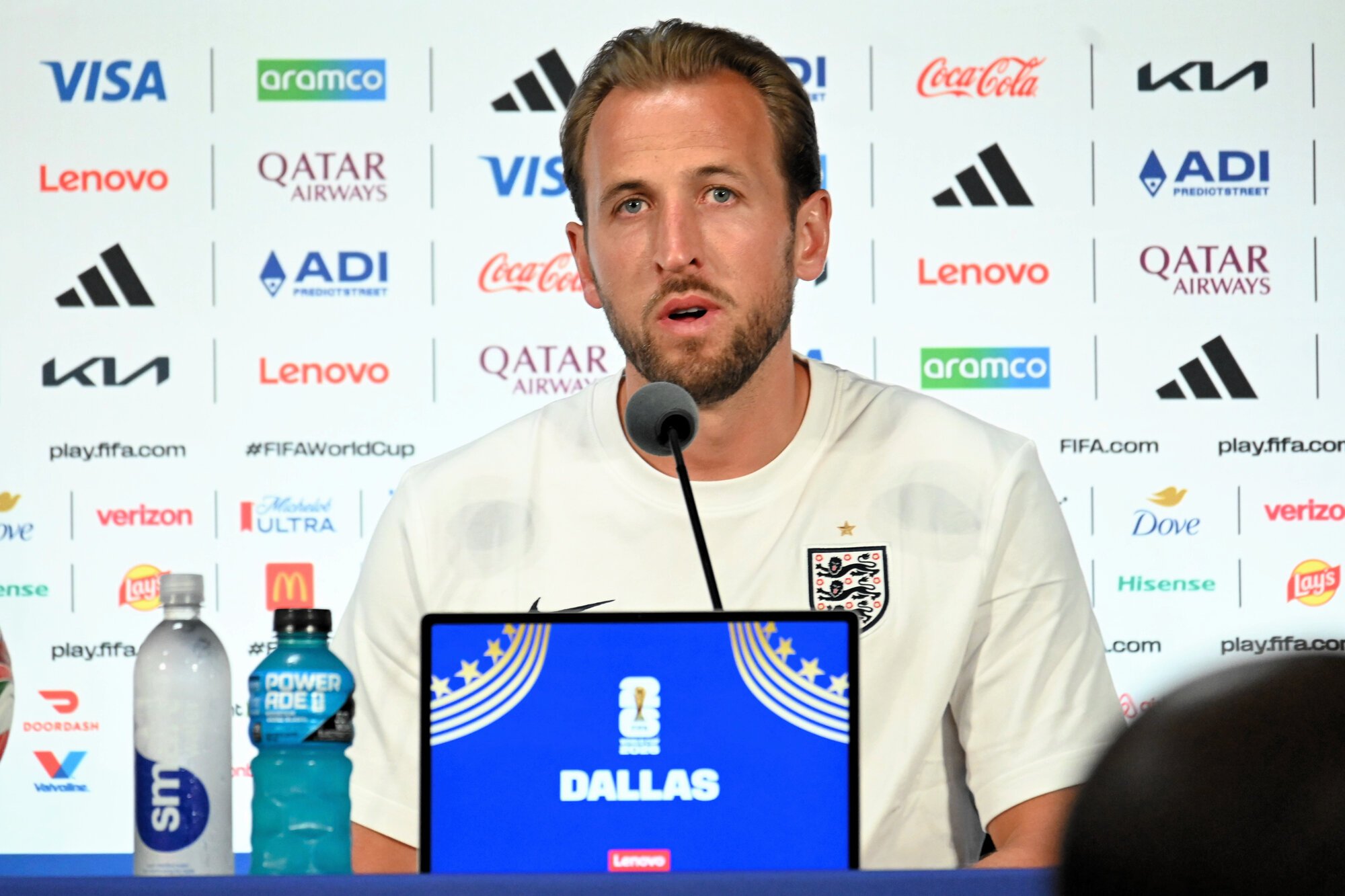 サッカーワールドカップ北中米大会のクロアチア戦に向けて会見するイングランドのケーン