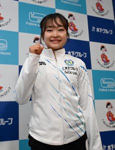 木下アカデミー公開練習　フォトセッションで映画｢007｣のポーズをとる島田麻央(撮影･和賀正仁)