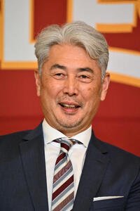会見する楽天吉井理人新監督(撮影･滝沢徹郎)
