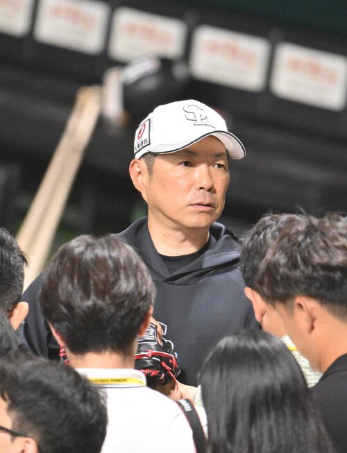 囲み取材に応じる小久保裕紀監督(撮影･林敢治)