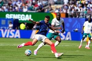 フランス対セネガル　後半、先制ゴールを決めるフランスのエムバペ(AP)