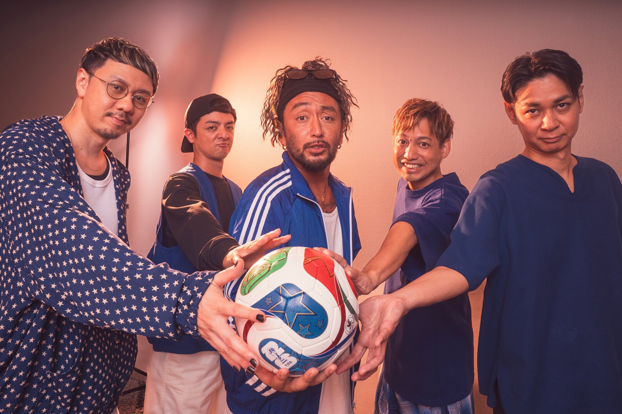 インターネット動画配信｢DAZN｣のサッカー･ワールドカップ(W杯)公式アンセムを歌う｢ORANGE RANGE｣=2026年6月6日午後8時24分、東京都千代田区、藤原伸雄撮影