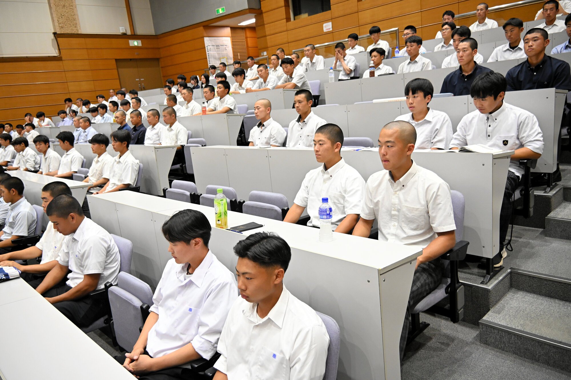 栃木大会の抽選会場に集まった各校の選手たち=2026年6月17日、宇都宮市、津布楽洋一撮影