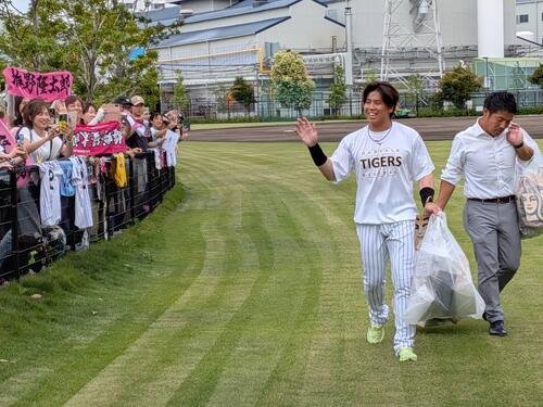 35歳の誕生日に大勢のファンからプレゼントをもらった阪神梅野隆太郎は歓声に応える(撮影･柏原誠)