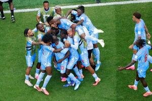ポルトガル対コンゴ　W杯初ゴールを抱き合って喜ぶコンゴの選手たちAP)
