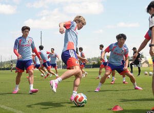 ボール回しする、左から鈴木唯人、伊東純也、町野修斗(撮影･足立雅史)